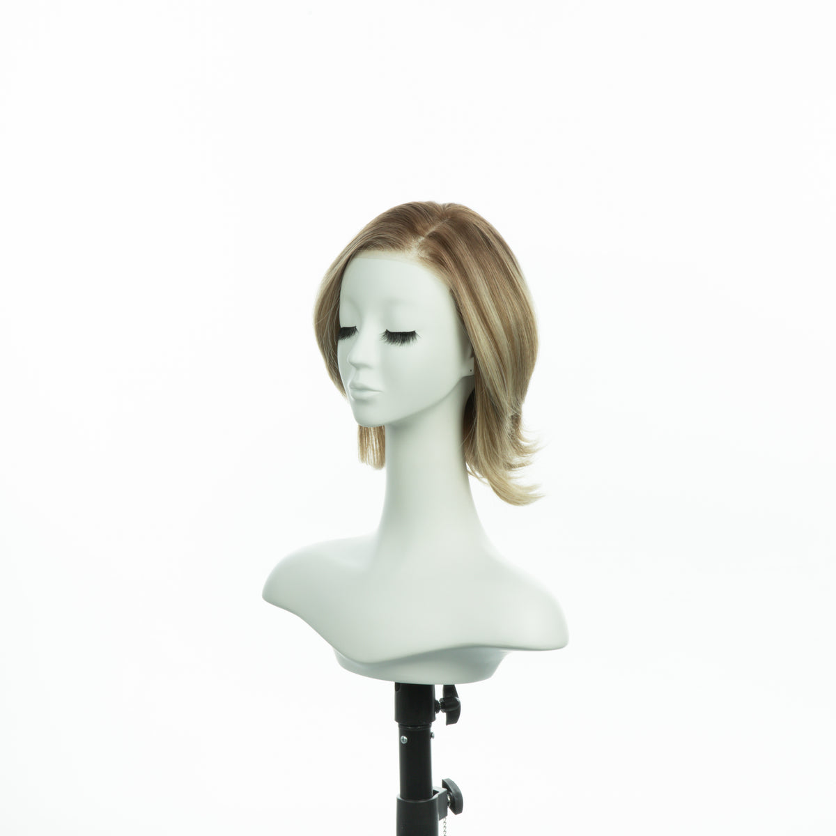 8.5-inch champagne blonde layered bob wig, three-quarter view facing left
