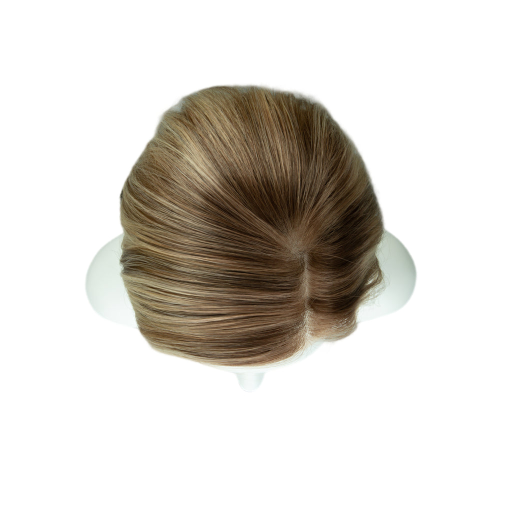 8.5-inch champagne blonde layered bob wig, top view showing the parting